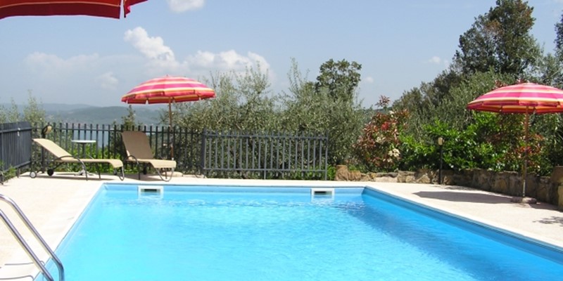 Rustic villa in Umbria with private pool only 500m from Lake Trasimeno suitable for small families looking for a relaxing holiday