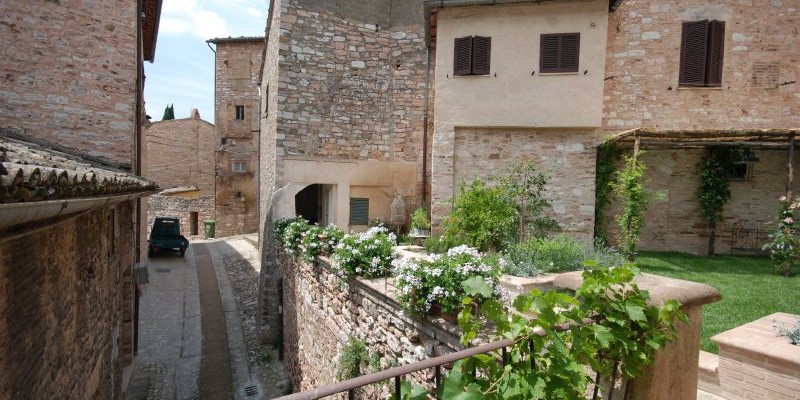 Charming Villa With Private Garden To Rent In Spello Town, Umbria 2023