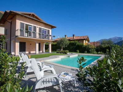 Lake Como apartments with shared pool