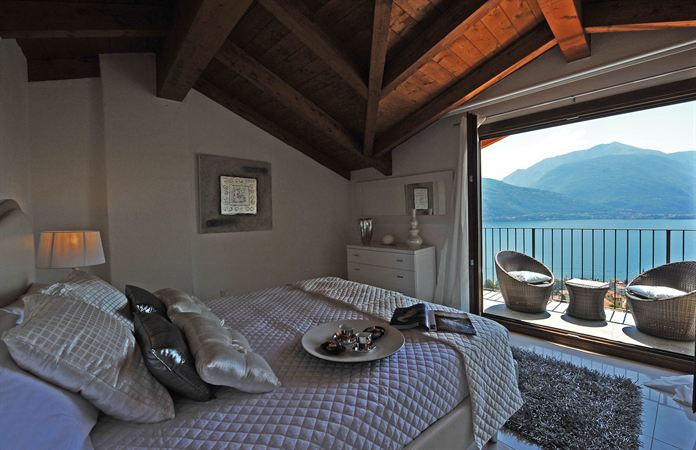 Apartment with wonderful panoramic terrace views of Lake Como