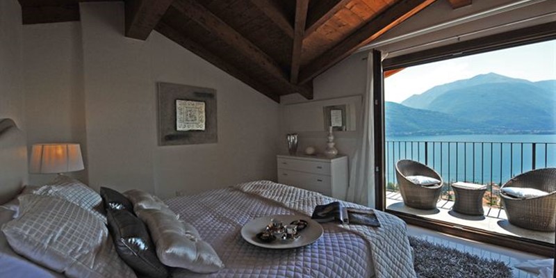 Apartment with wonderful panoramic terrace views of Lake Como