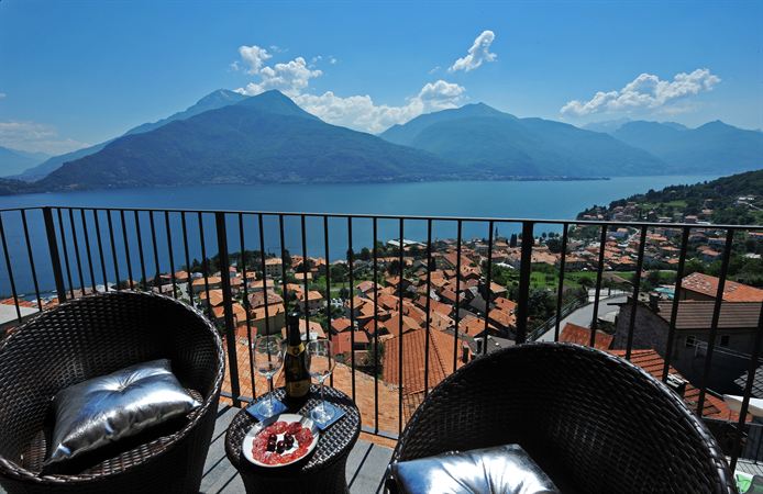 Apartment with wonderful panoramic terrace views of Lake Como