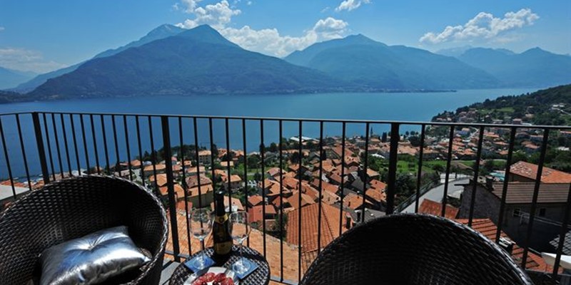 Apartment with wonderful panoramic terrace views of Lake Como