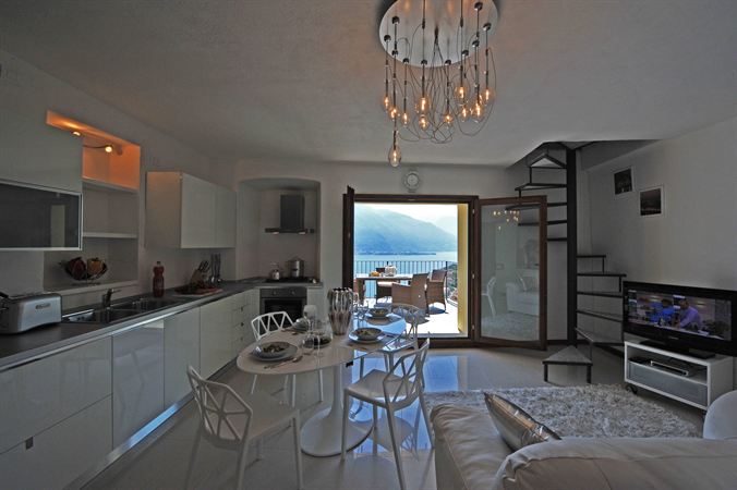 Apartment with wonderful panoramic terrace views of Lake Como