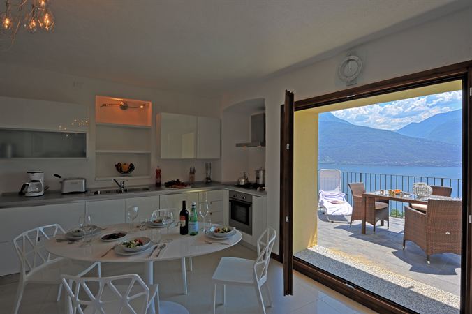 Apartment with wonderful panoramic terrace views of Lake Como