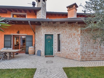 Lake Garda villa with pool