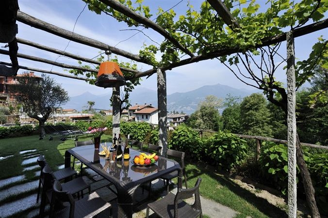 Luxury apartment for 6 people near Menaggio with swimming pool