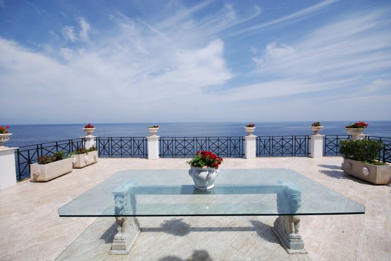 Luxury 7 bedroomed villa with direct sea access on the island of Ischia