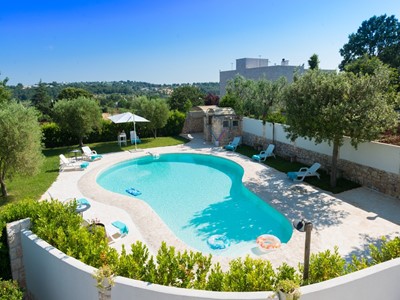 Luxury Trulli for 3 people with shared swimming pool near Locorotondo
