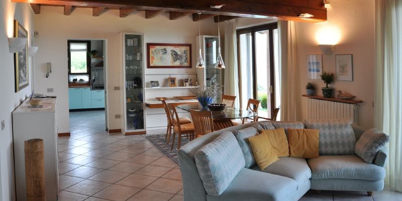 Villa for 8 people with private pool within walking distance of Lake Maggiore