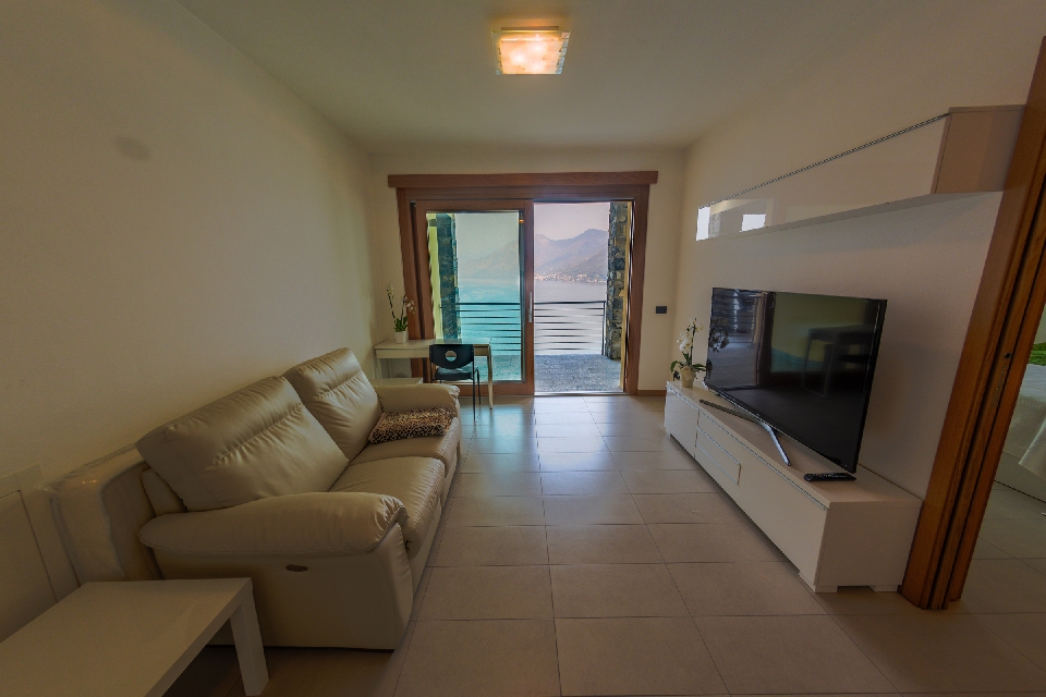 Lake Como view apartment for 4 people with shared swimming pool