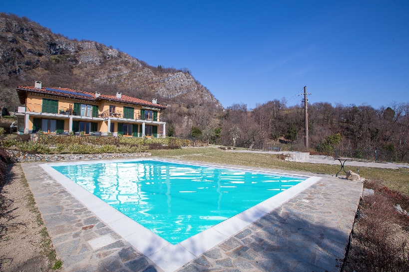 2 bedroomed apartment with swimming pool and Lake Como views