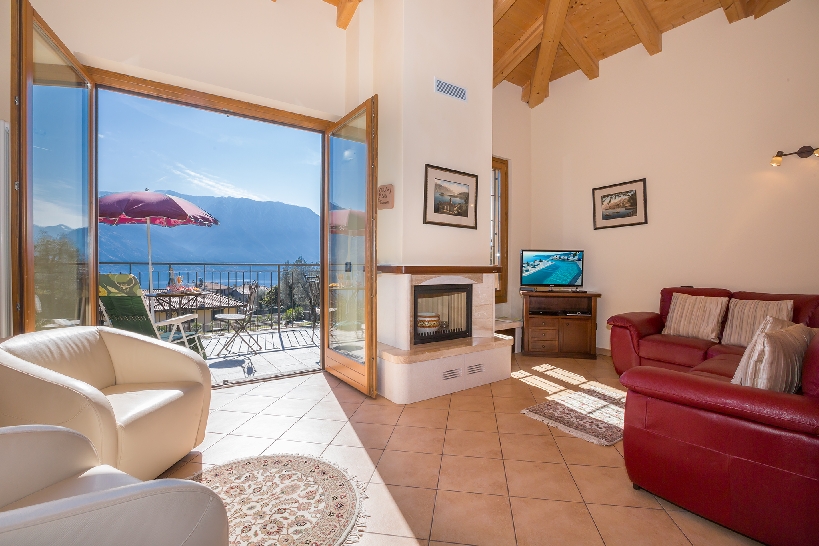 2 bedroomed apartment with swimming pool and Lake Como views