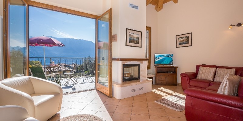 2 bedroomed apartment with swimming pool and Lake Como views