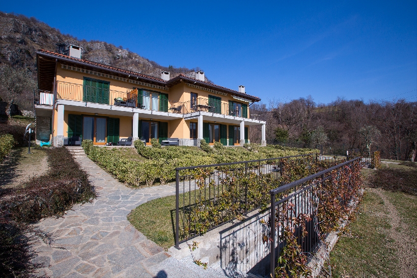2 bedroomed apartment with swimming pool and Lake Como views