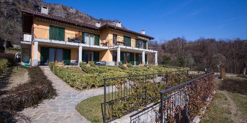 2 bedroomed apartment with swimming pool and Lake Como views
