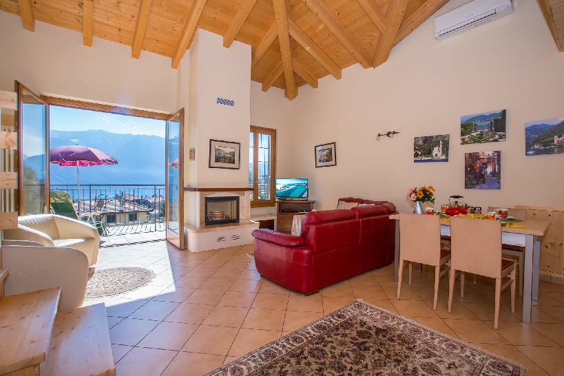 2 bedroomed apartment with swimming pool and Lake Como views