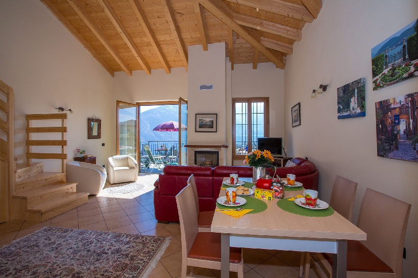 2 bedroomed apartment with swimming pool and Lake Como views