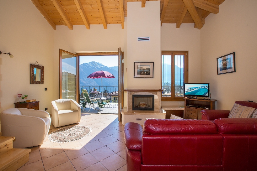 2 bedroomed apartment with swimming pool and Lake Como views