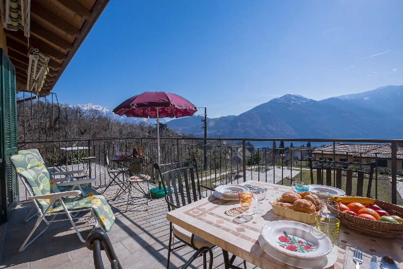 2 bedroomed apartment with swimming pool and Lake Como views