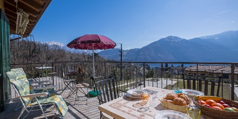 2 bedroomed apartment with swimming pool and Lake Como views