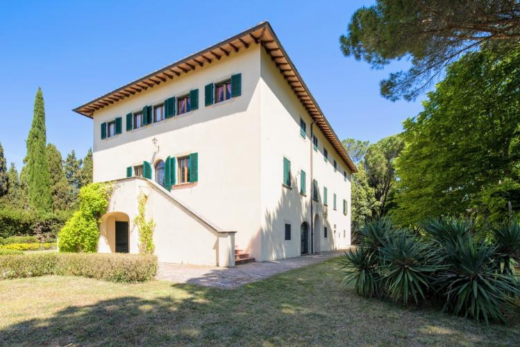 Villa in northern Tuscany for 20 people with private swimming pool