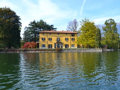 large luxury villa with panoramic views of Lake Annone with large private pool