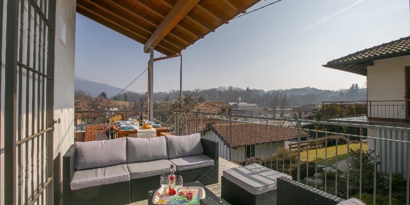 Villa with swimming pool within walking distance of amenities in Lake Maggiore