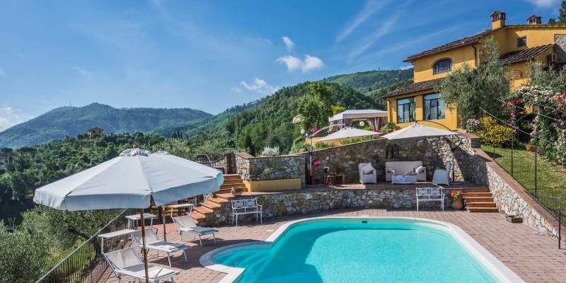 Lovely Tuscany 4 bedroomed villa with views & private swimming pool