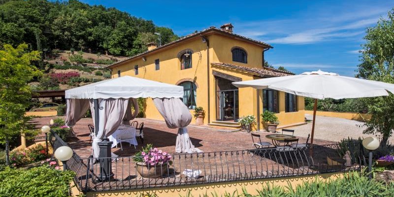 Lovely Tuscany 4 bedroomed villa with views & private swimming pool
