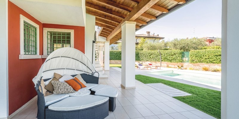 Villa with jacuzzi & private pool near Lazise on the eastern shores of Lake Garda