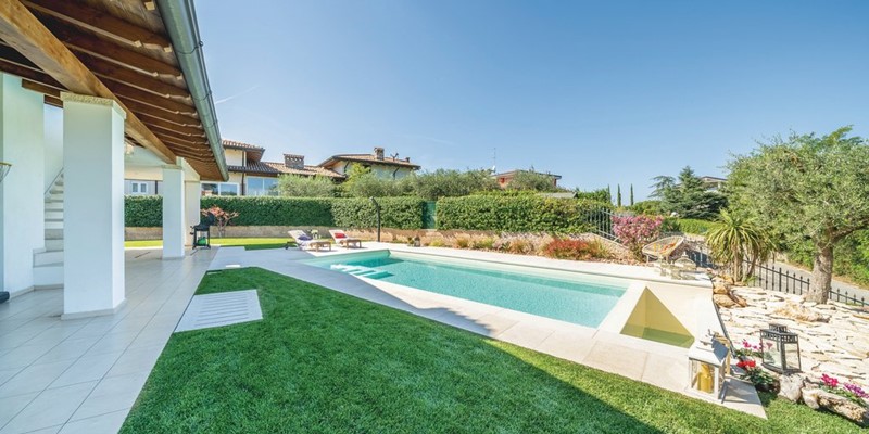 Villa with jacuzzi & private pool near Lazise on the eastern shores of Lake Garda