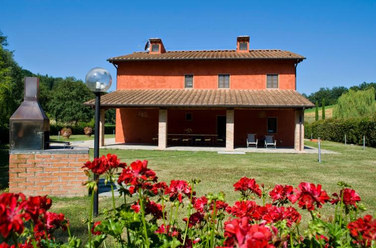 Large 7 bedroomed villa for 18 people with private pool in the Arno Valley of Tuscany
