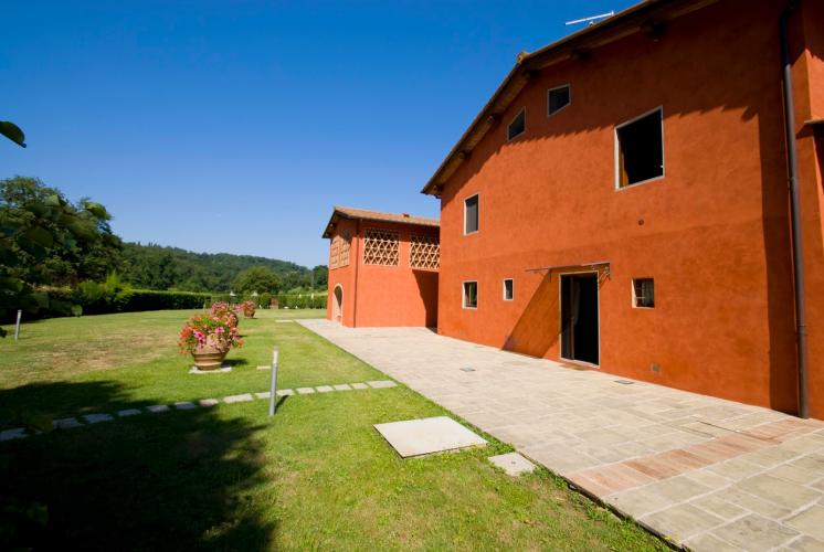 Large 7 bedroomed villa for 18 people with private pool in the Arno Valley of Tuscany