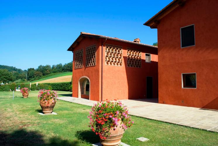 Large 7 bedroomed villa for 18 people with private pool in the Arno Valley of Tuscany