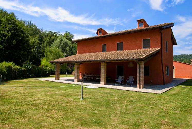 Large 7 bedroomed villa for 18 people with private pool in the Arno Valley of Tuscany