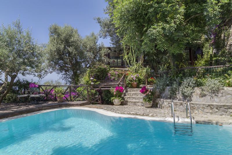 4 bedroomed villa with private swimming pool near Positano
