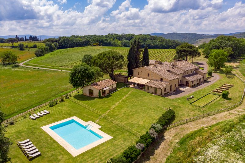 Large luxury villa in Tuscany for 18 people with private pool