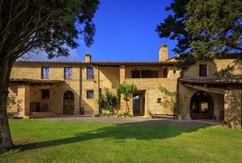 Large luxury villa in Tuscany for 18 people with private pool