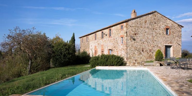 Stone-built 4 bedroomed farmhouse villa in Tuscany with private pool