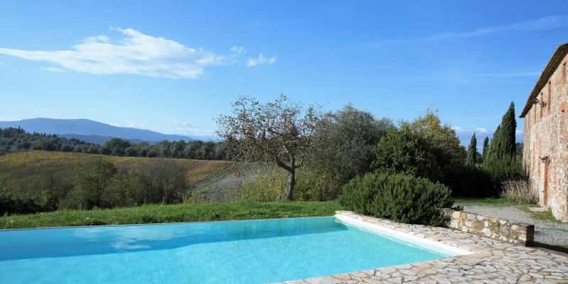 Stone-built 4 bedroomed farmhouse villa in Tuscany with private pool