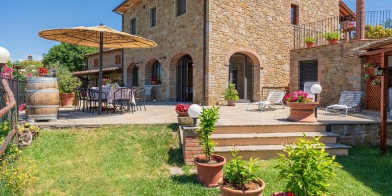 Large 5 bedroomed Tuscan villa with fenced off swimming pool