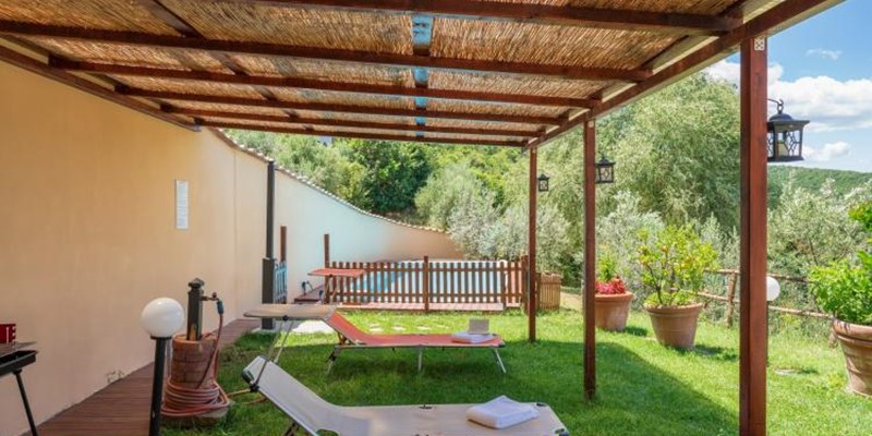 Large 5 bedroomed Tuscan villa with fenced off swimming pool