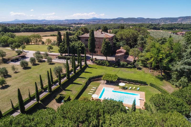 Luxury private 9 bedroomed villa with private pool in the Tuscan hills