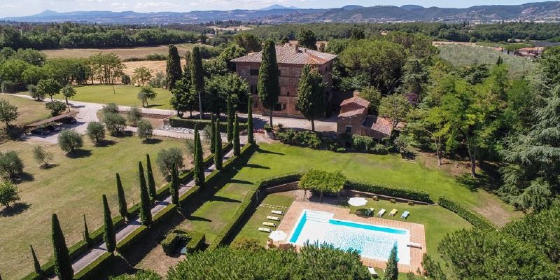 Luxury private 9 bedroomed villa with private pool in the Tuscan hills