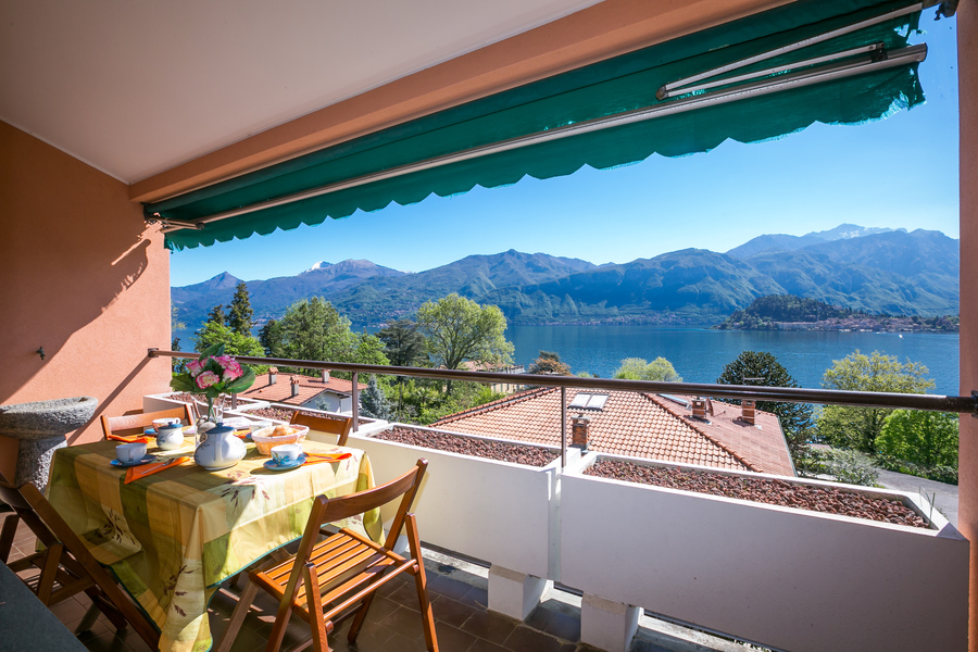 3 bedroom apartment for 7 people with views of Lake Como