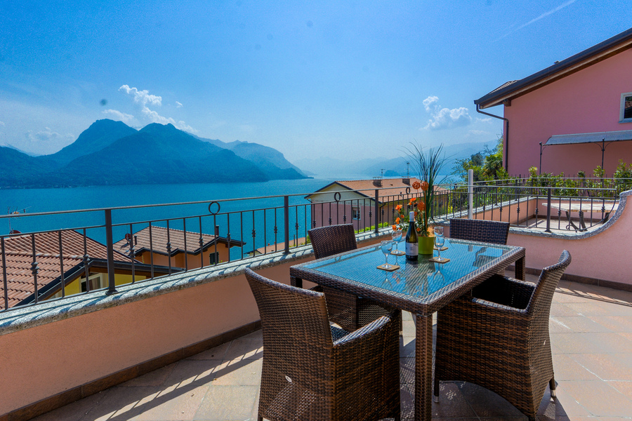Stunning Lake Como view apartment for 4 people in 2 bedrooms