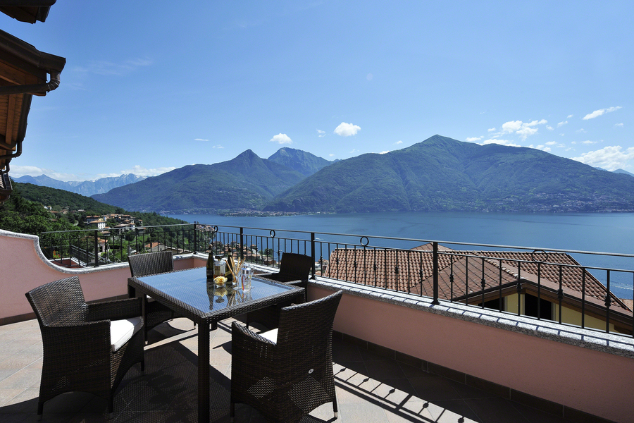 Stunning Lake Como view apartment for 4 people in 2 bedrooms