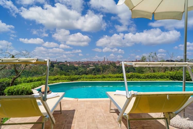 7 bedroomed villa for 12 people with private pool near Siena in Tuscany