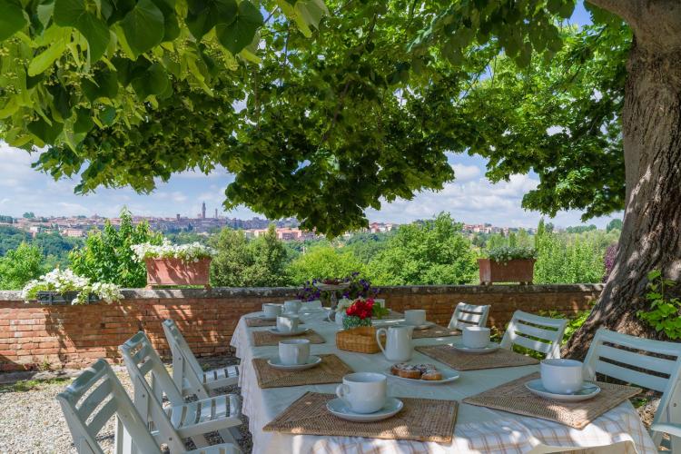 7 bedroomed villa for 12 people with private pool near Siena in Tuscany